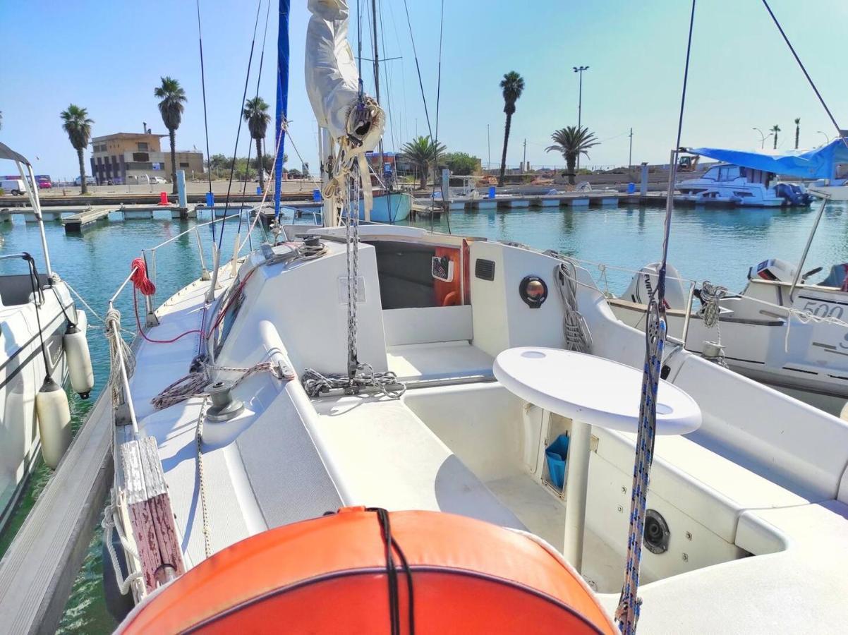 Voilier A Quai Au Calme Hotell Canet-en-Roussillon Exteriör bild